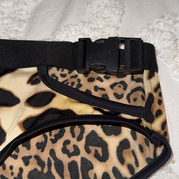 No apparel men’s animal print cheetah leopard asymmetrical buckle speedo - Picture 6 of 10